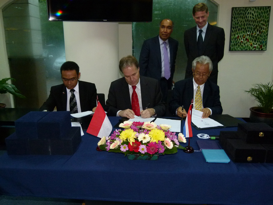 Pelita Harapan University (UPH) rector Jonathan L. Parapak, right, director of the Shipping and Transportation College Rotterdam (STC-Group) Albert Bos, center, and MCS Internasional manning and training services managing director Johan Novitrian sign a cooperation agreement as Hajo Provo Kluit from the Netherlands Embasy, right, and Humpuss Intermoda Transportasi director Theo Lekatompessy look on. (ID Photo/Emral)