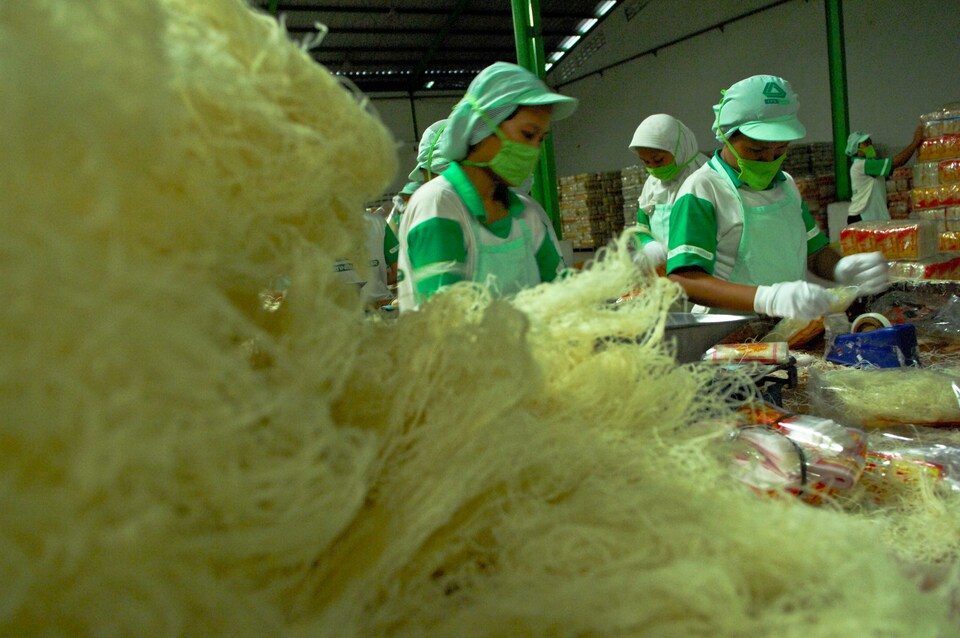 Workers at a noodle factory controlled by Tiga Pilar Sejahtera, or TPS Food, in  Sragen, Central Java. TPS Food is one among many Buhler Indonesia customers. (GA Photo/Mohammad Defrizal)