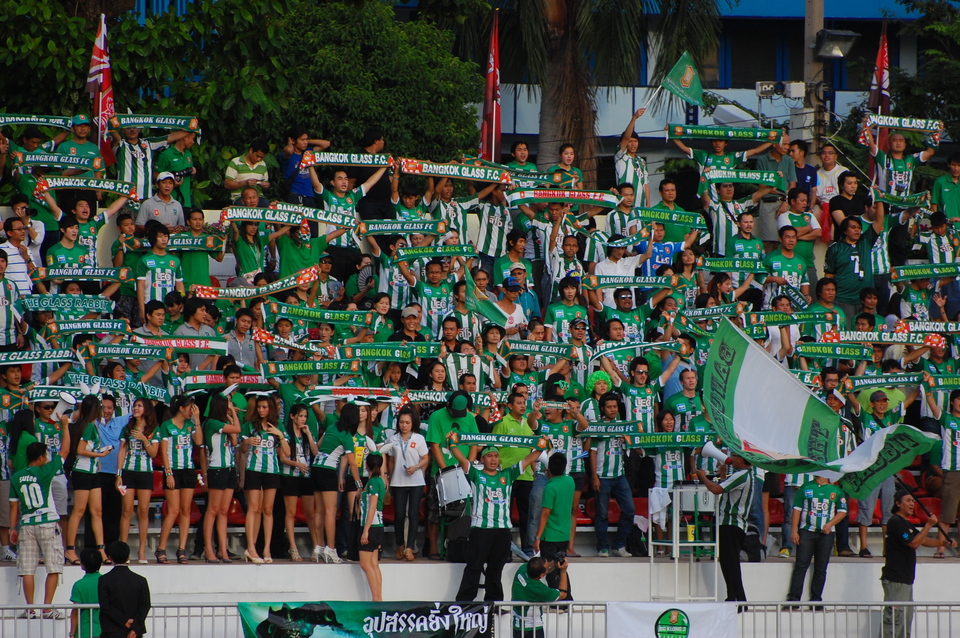 Bangkok Glass fans at a typical match day. (JG Photo/Antony Sutton)