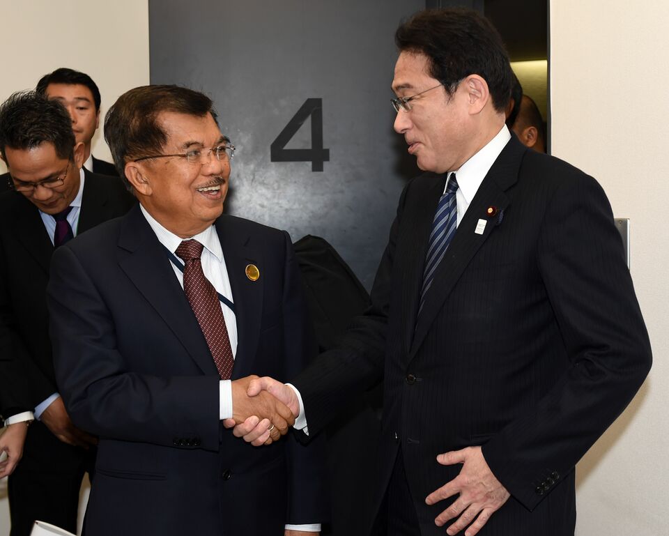 Japanese Foreign Minister Fumio Kishida, right, greets Vice President Jusuf Kalla at the UN World Conference on Disaster Risk Reduction on Friday. (AFP Photo/Toshifumi Kitamura)
