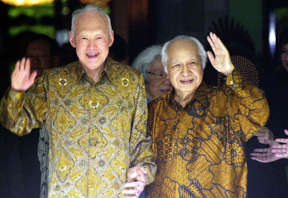 Former Indonesian dictator Suharto waves to journalists after a meeting with former Singapore prime minister Lee Kuan Yew in Jakarta on Feb. 22, 2006.  (AFP Photo/Dewira) 