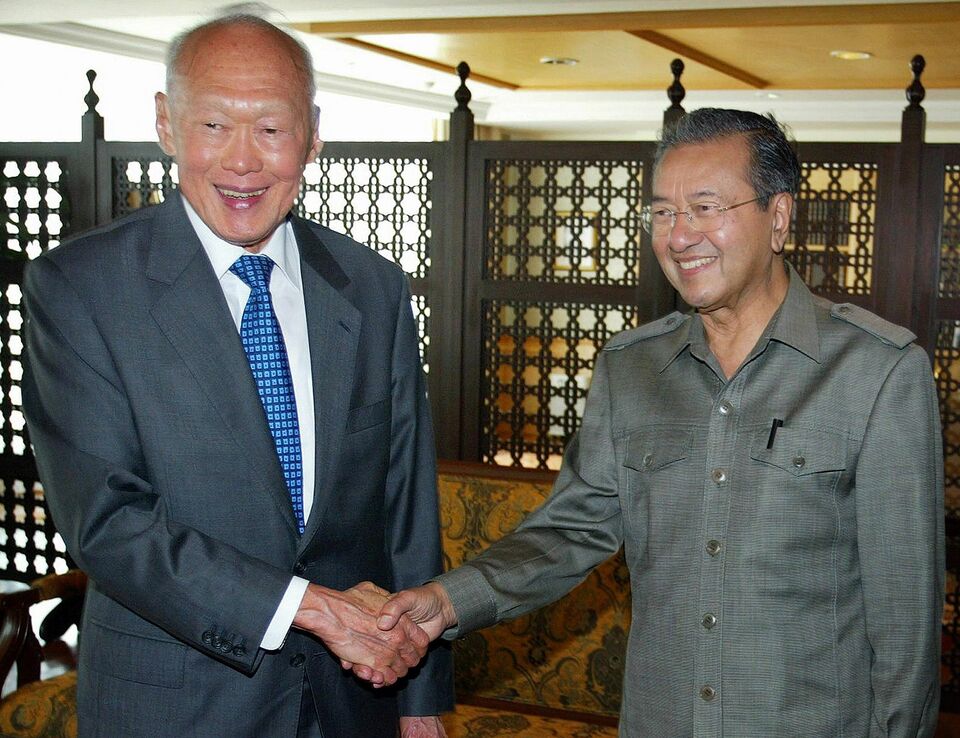 The repeated disagreements between Lee Kuan Yew, left, and Mahathir Mohamad, right, represented the prickly state of bilateral relations between Singapore and Malaysia for years after both countries went their separate ways in 1965. (AFP Photo/Bazuki Muhammad)