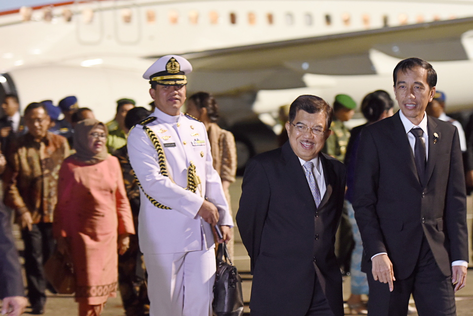 President Joko Widodo, right, seen here with Vice President Jusuf Kalla, second right, after his arrival at Halim Perdanakusuma Air Base in East Jakarta on Sunday after a five-day trip to China and Japan. (Antara Photo/M. Agung Rajasa)