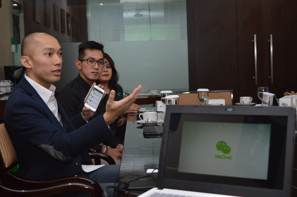 The developers of the popular multi-platform messaging app WeChat have rolled out an e-commerce offering through the app to tap the boom in the number of Indonesians using smartphones and engaging in online transactions. (Investor Daily photo/Emral)