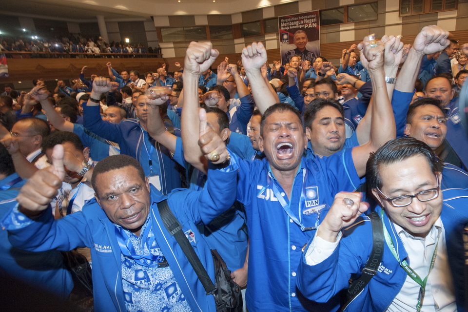 Supporters of Zulkifli Hasan cheer after his election as chairman of the National Mandate Party (PAN) on Sunday. (Antara Photo/Rosa Panggabean)
