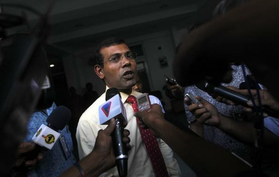 Maldivian presidential candidate Mohamed Nasheed, who was ousted as president in 2012, speaks to the media before leaving the Maldives Election Commission in Male in this October 18, 2013 file photo. (Reuters Photo)