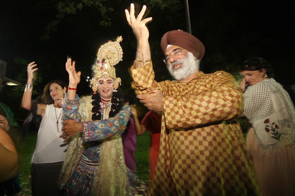 Indian Ambassador Gurjit Singh, right, dances with a performer during a celebration of Holi in Jakarta on Wednesday. (ID Photo/Emral)