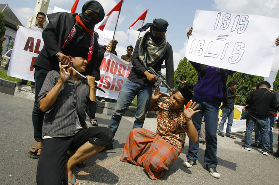 Demonstrators stage a theatrical protest denouncing Islamic State and its radical ideology, in Solo, Central Java, on Monday. (JG Photo/Ali Lutfi)
