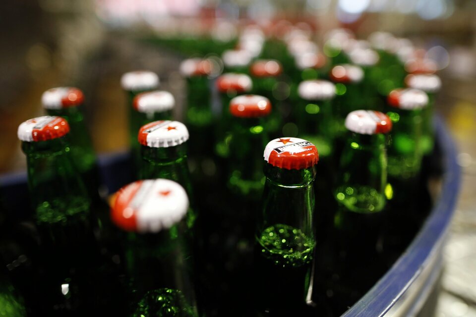Two Islamic parties are seeking to have beverages with an alcohol content of more than 1 percent banned. (EPA Photo/Mast Irham)