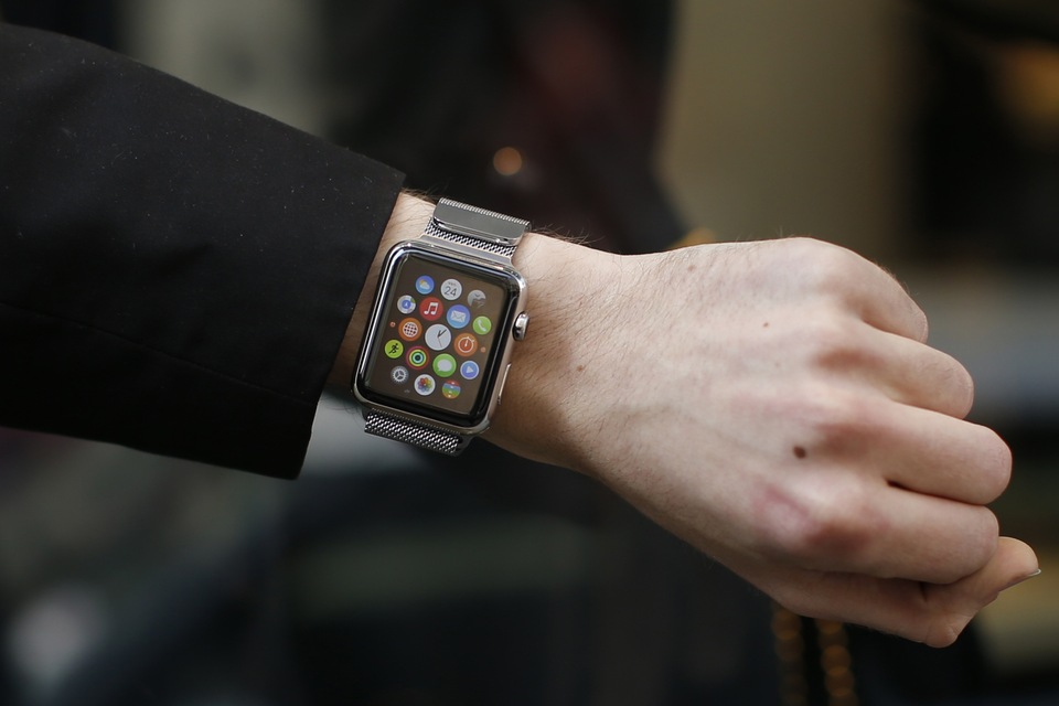 A customer presents his Apple Watch after buying it at a store in Paris, France, April 24, 2015. (Reuters Photo/Benoit Tessier)