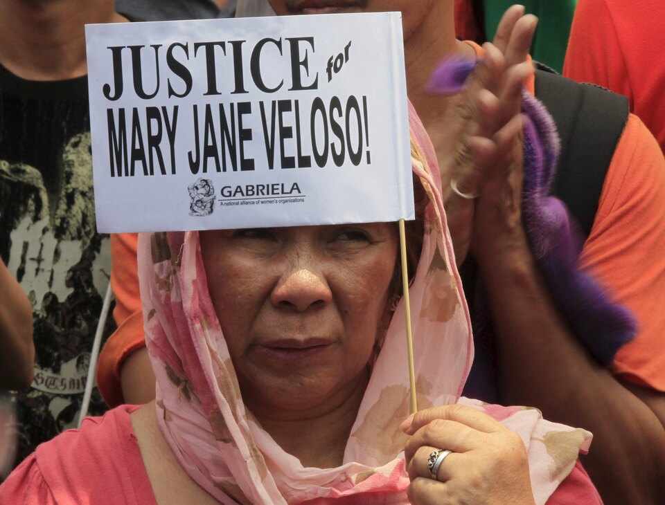A protester holds a placard calling for justice for Filipina drug convict Mary Jane Veloso during a protest outside the presidential palace in Manila on April 29, 2015. (Reuters Photo/Romeo Ranoco)