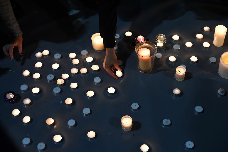 Supporters of Australians on death row in Indonesia Andrew Chan and Myuran Sukumaran light candles during a vigil at Martin Place in Sydney on April 28, 2015. The two were executed by firing squad hours later. (AFP Photo/Saeed Khan)