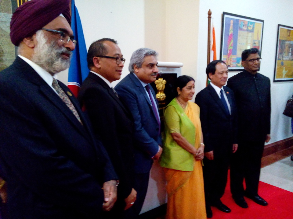 Newly installed head of the Indian Mission to Asean Suresh K. Reddy, far right, is joined by from left to right: Indian Ambassador to Indonesia and Timor Leste Gurjit Singh; I Gusti Agung Wesaka Puja, Indonesia's director-general for Asean Cooperation, Southeast Asian countries; Anil Wadhwa, secretary of the Indian Ministry of External Affairs; Indian Foreign Affairs Minister Sushma Swaraj; and Asean Secretary General Le Luong Minh, on April 23, 2015. (BeritaSatu Photo/Carla Isati Octama)