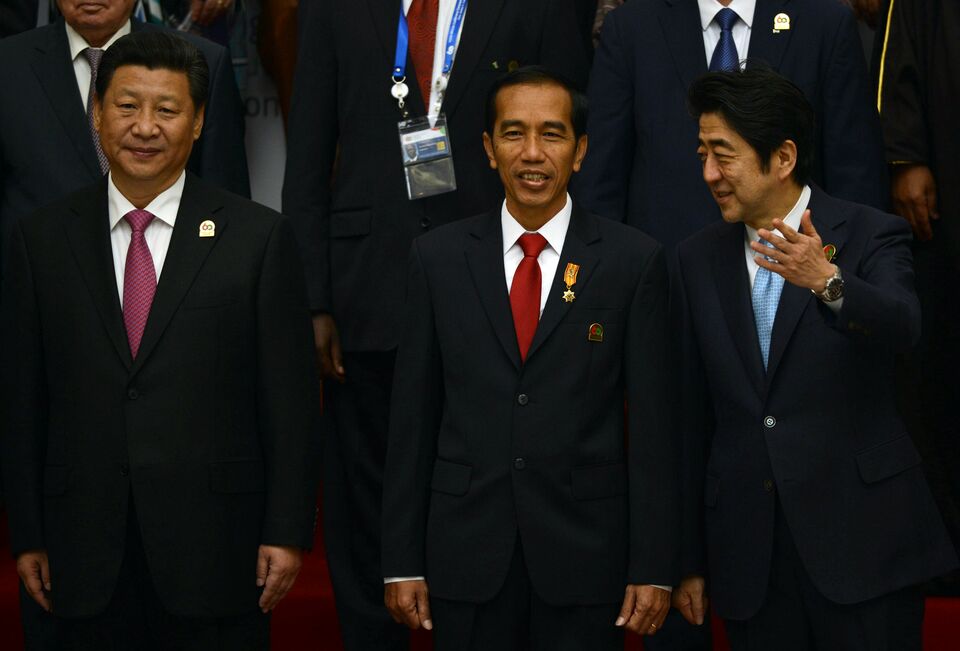 China's President Xi Jinping (L), Indonesia's President Joko Widodo (C) and Japanese Prime Minister Shinzo Abe (R) pose for photographs during the opening of Asian African Conference in Jakarta April 22, 2015. Asian and African leaders gather in Indonesia this week to mark 60 years since a landmark conference that helped forge a common identity among emerging states, but analysts say big-power rivalries will overshadow proclamations of solidarity. (AFP Photo/Romeo Gacad)