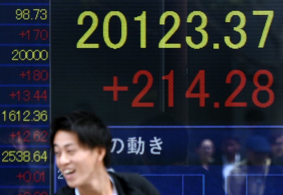 Japan's Nikkei share average dropped to a more than two-week low on Tuesday as investors worried that a fresh rout in Chinese shares would damage China's economy and as commodity prices tumbled. (AFP Photo/Toru Yamanaka)