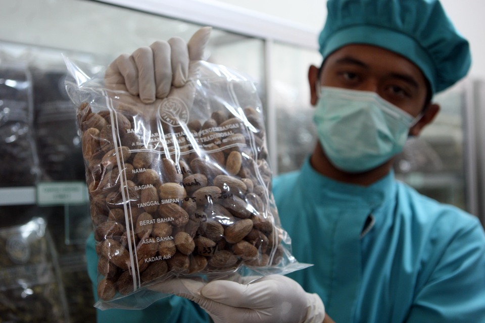Worker shows a bag of medicinal ingredients on the warehouse of the first herbal concoctions research and production center in Tawangmangu, Central Java, March 31, 2015. (JG Photo)