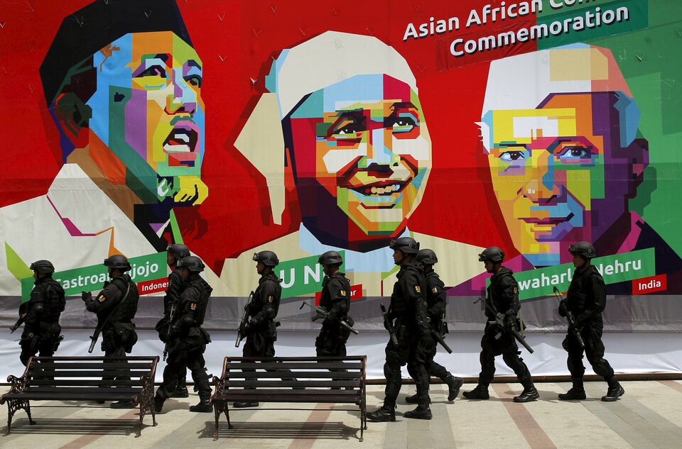 Members of Indonesian special forces walk in front a poster of prominent attendees of the 1955 Asian-African Conference, during a historical walk commemorating the 60-year anniversary of the Asian-African Summit, on Asia Afrika street in Bandung, Indonesia April 24, 2015. Leaders of Asian and African nations are in Jakarta to mark the 60th anniversary of a conference that made a developing-world stand against colonialism and led to the Cold War era's non-aligned movement. (Reuters Photo/Beawiharta)