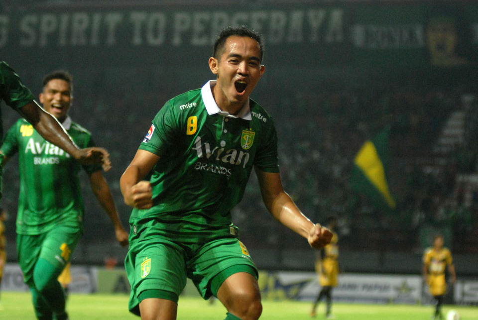 Persebaya Surabaya's Slamet Nurcahyo, right, celebrates scoring against Mitra Kukar in the Indonesian Super League last Sunday. (Antara Photo/M Risyal Hidayat)