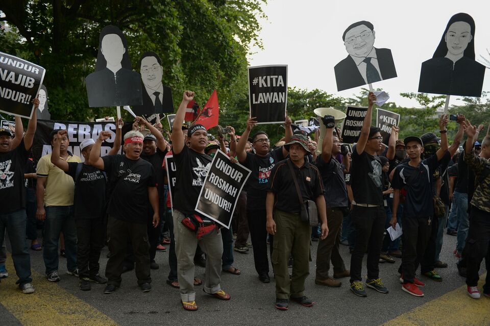 Supporters of Malaysia’s opposition leader Anwar Ibrahim carry placards during a protest demanding his release in Kuala Lumpur on March 28, 2015. (AFP Photo/Mohd Rasfan)