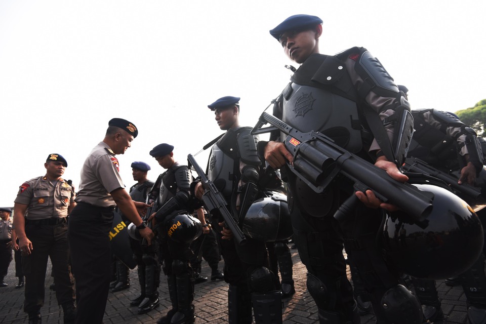 A total of 500 Mobile Brigade (Brimob) officers will be dispatched to Bandung and Jakarta, with another 2,000 remaining on standby. (Antara Photo/Akbar Nugroho Gumay)