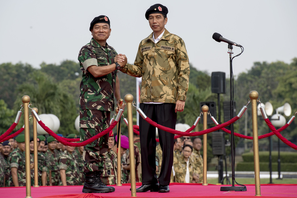 President Joko Widodo with military chief Gen. Moeldoko, left, during a ceremony at TNI headquarters in CIlangkap, Jakarta, last month. (Antara Photo/M Agung Rajasa)