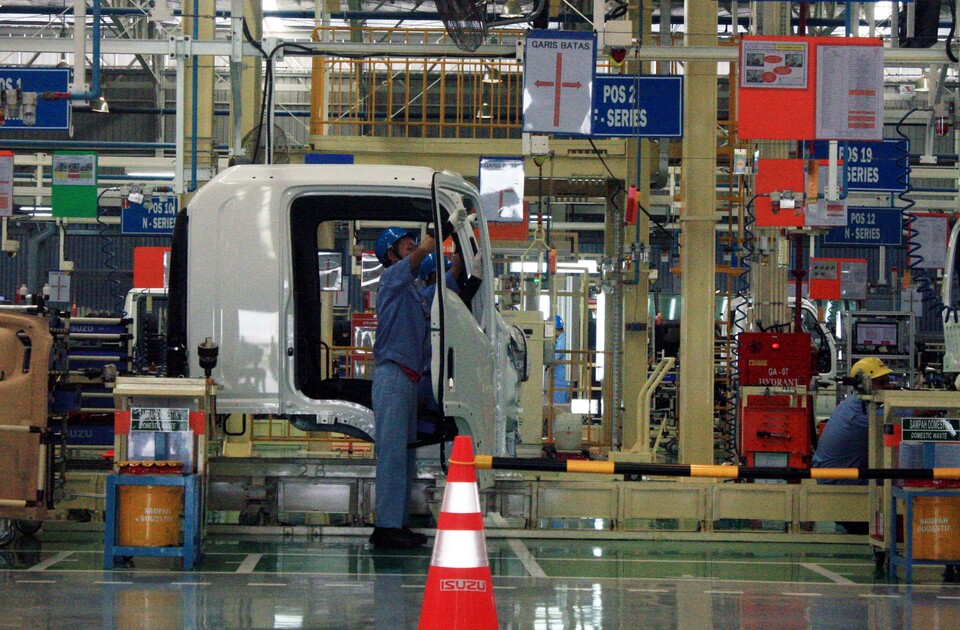 Manufacturing
activity at a factory of Isuzu Astra Motor Indonesia at  Suryacipta industrial estate in Karawang, West Java. (Antara Photo/M.Ali Khumaini)