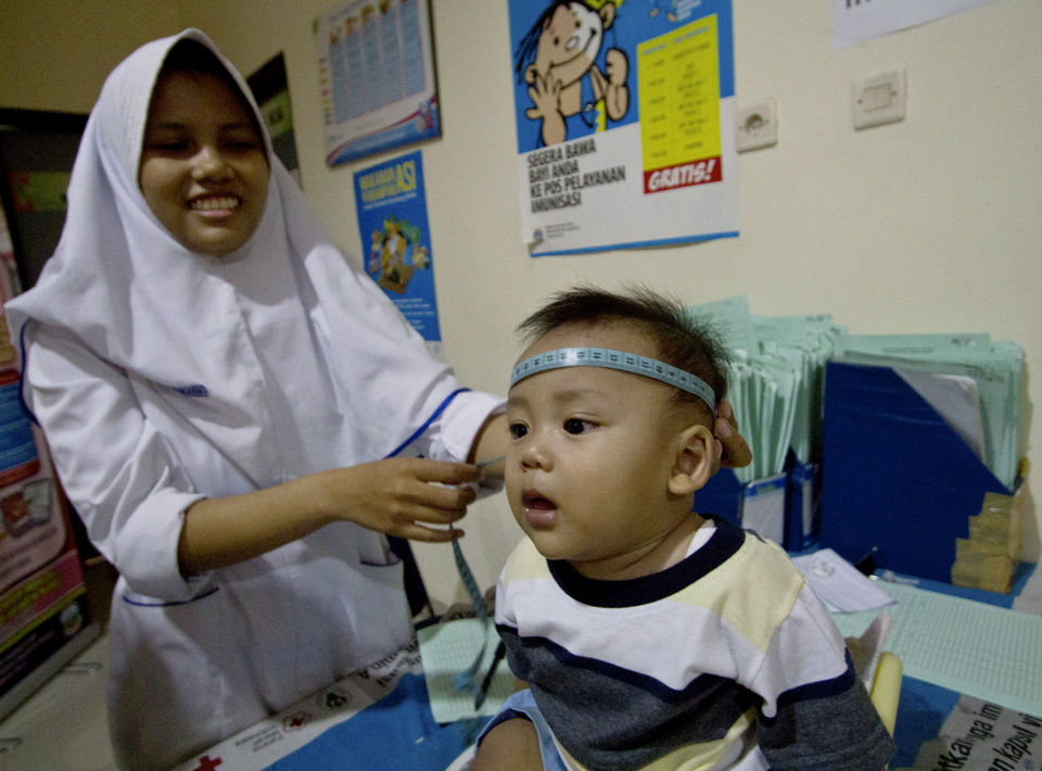 A child is examined at a health center in Sawah Besar, Central Jakarta. (Antara Photo/Vitalis Yogi Trisna)