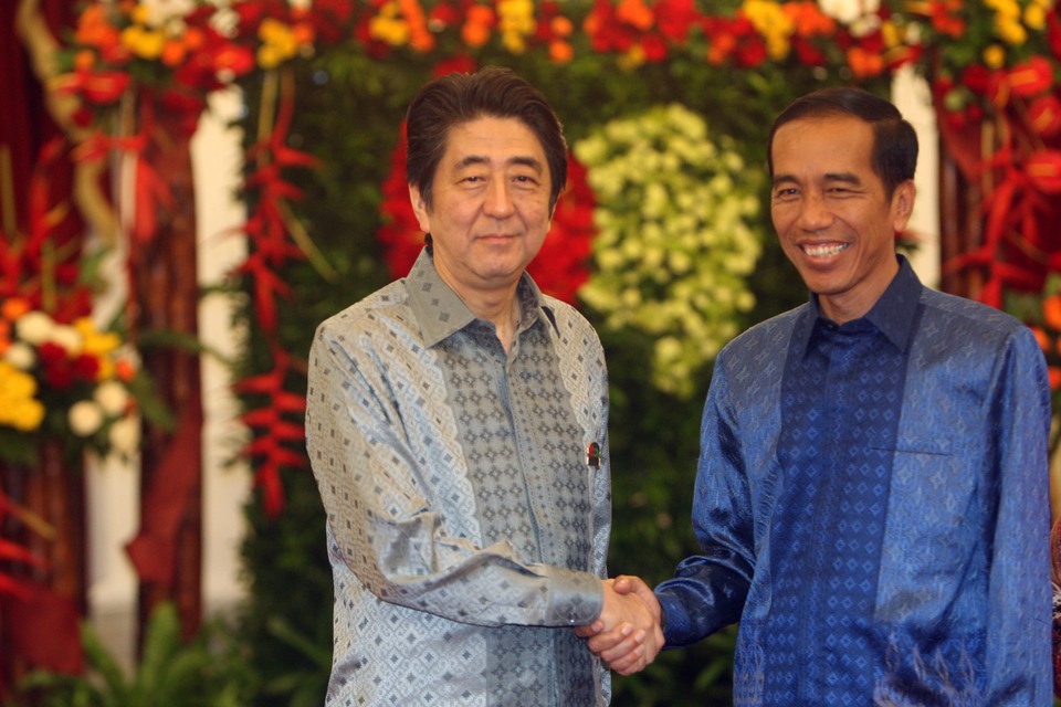 Japanese Prime Minister Shinzo Abe and President Joko 'Jokowi' Widodo during a previous meeting on April 22, 2015. (JG Photo/Yudhi Sukma Wijaya)