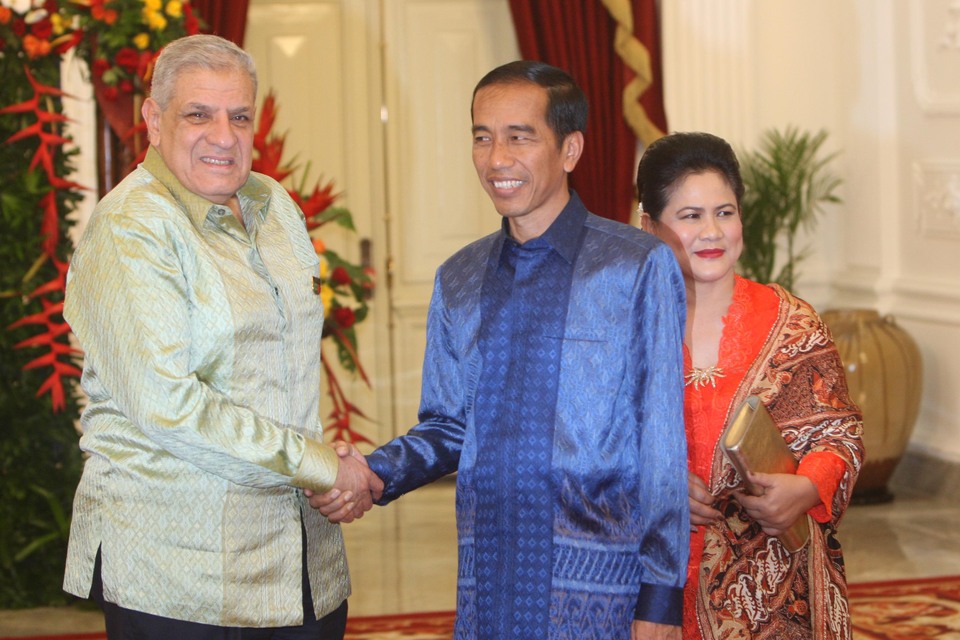 Egypt Prime Minister Ibrahim Mahlab, left, and Indonesia's President Joko Widodo, right, dressed in traditional Indonesian silk shirt attires attend the Asia-Africa Conference gala dinner ceremony at the presidential palace in Jakarta. (JG Photo/ Yudhi Sukma Wijaya)