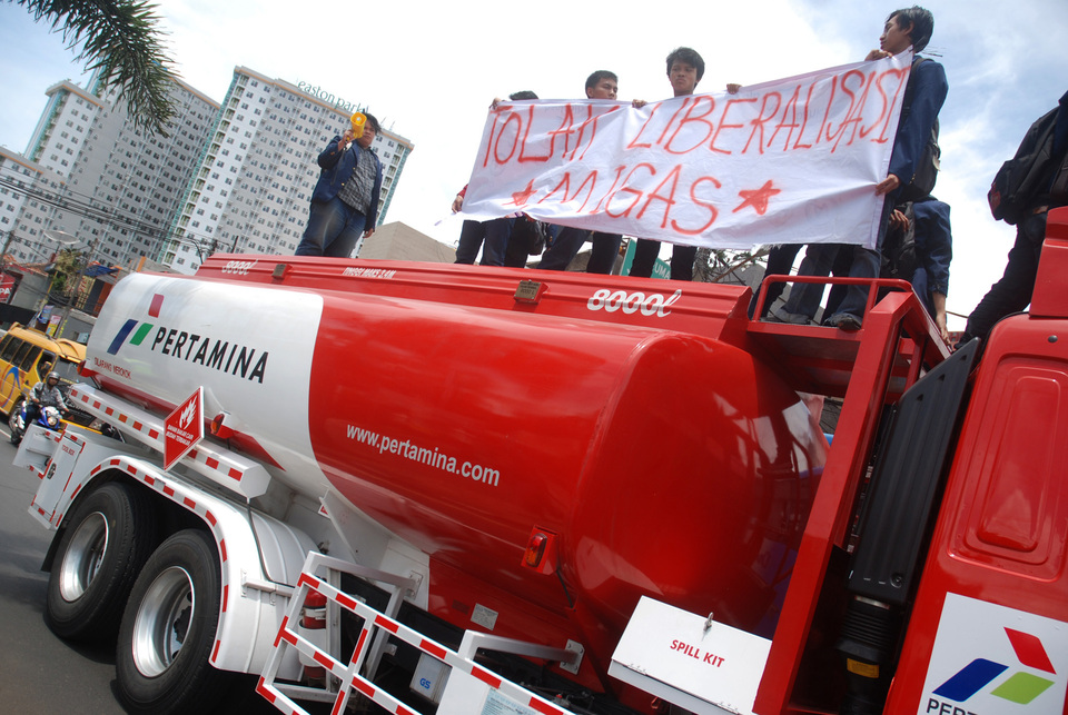 Indonesian state-owned energy firm Pertamina will disband its oil trading arm, Petral, its chief executive said on Wednesday, in keeping with government efforts to clean up the country's graft-tainted oil sector. (Antara Photo/Fahrul Jayadiputra)