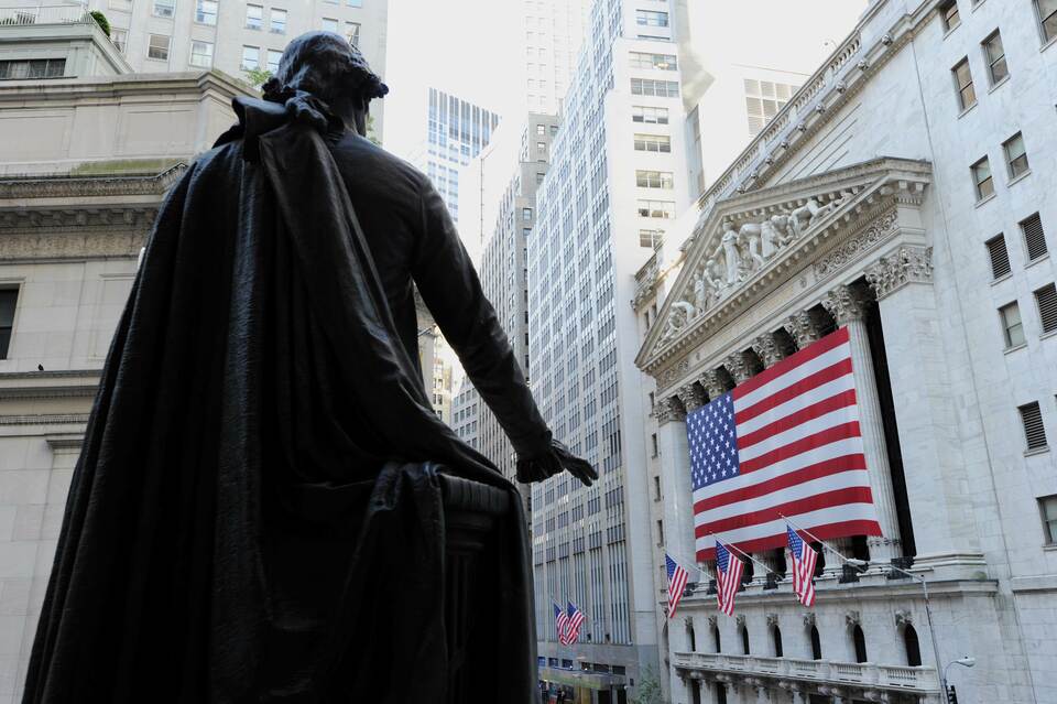 A statue of George Washington looks over the entrance to the New York Stock Exchange in this August 11, 2011 file photo. (AFP Photo/Stan Honda)