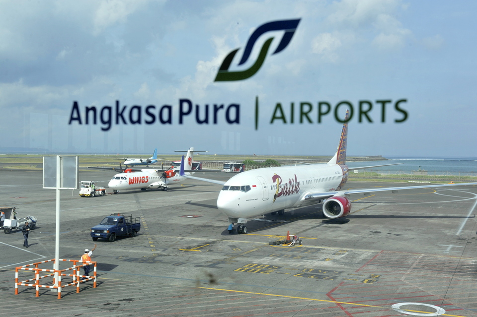 The Ministry of Tourism presented basic training to employees of state-owned airport operator Angkasa Pura II in Palembang, South Sumatra, on Thursday (13/07) as part of efforts to strengthen Indonesia's tourism industry. (Antara Photo/Andika Wahyu)