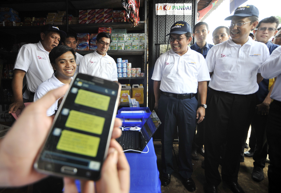 Early adopters of branchless and electronic banking services in Indonesia are vulnerable to agent misconduct due to a low public awareness of banking products, says a survey conducted by financial service consultancy firm MicroSave published on Tuesday (16/05). (Antara Photo/Yusran Uccang)