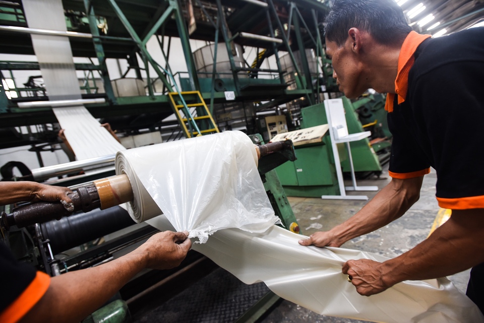 Indonesia is likely to import $2.3 billion worth of polypropylene  — a raw material used to make plastic goods  — this year, up 15 percent from last year, due to rising demand from the automotive, garment, construction and food and beverage industries. (Antara Photo/Zabur Karuru)