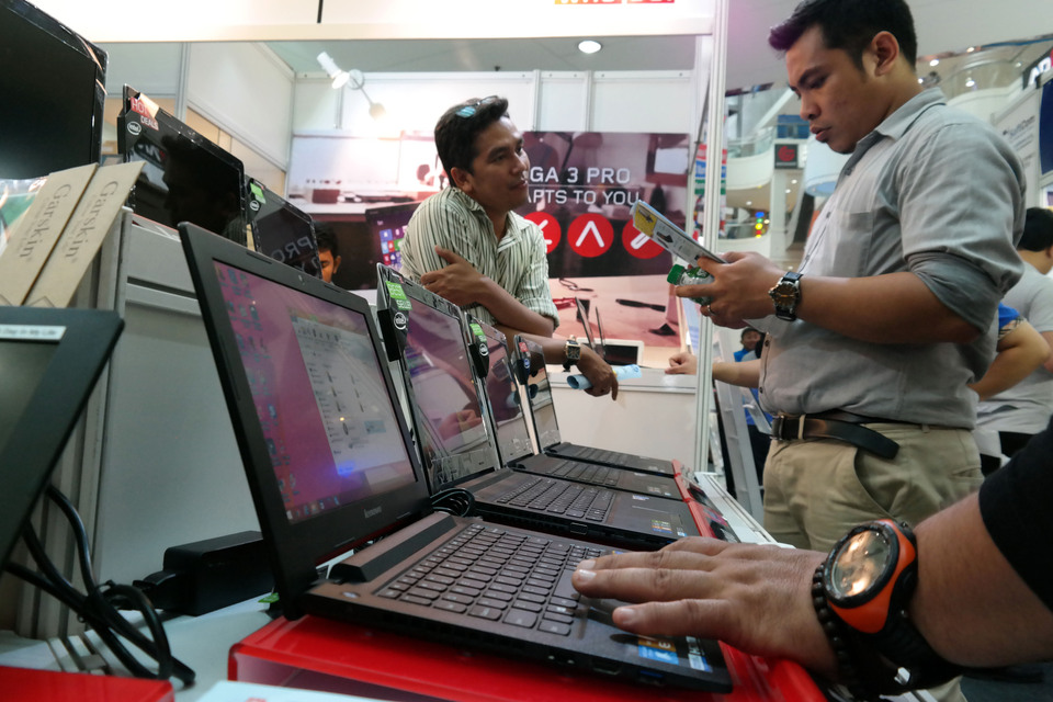  Indian IT services exports are likely to grow at a slower pace next fiscal year than in the recent past as global clients rein in technology spending, an industry lobby group said on Thursday. (Antara Photo/Irsan Mulyadi)