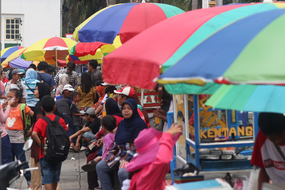 Cafes and restaurants must follow strict regulations during the fasting month. (Antara Photo/Rivan Awal Lingga)