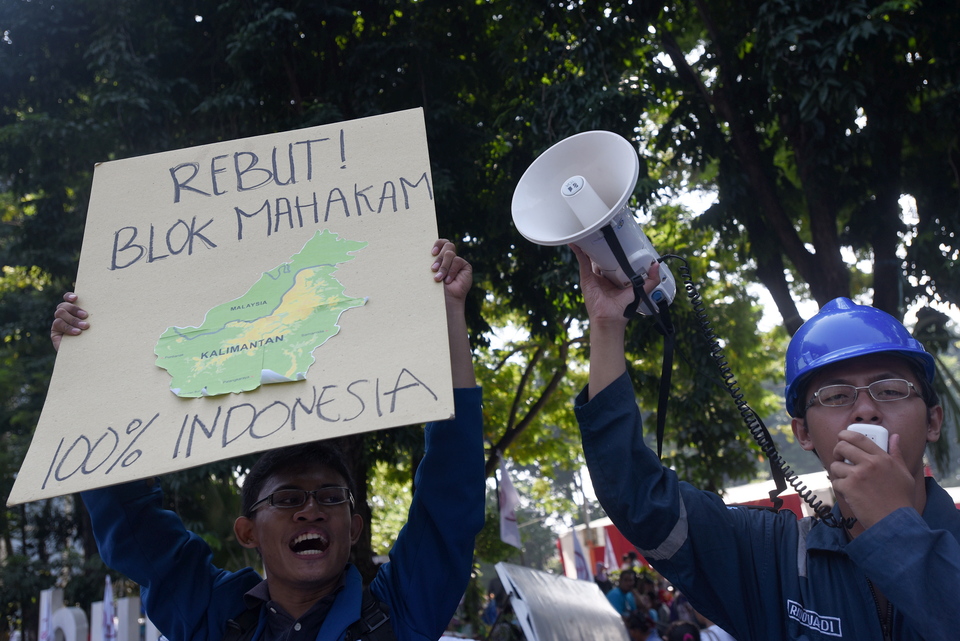 University students protest in Surabaya for the government to take back control of the Mahakam block from its French and Japanese operators. (Antara Photo/Zabur Karuru)