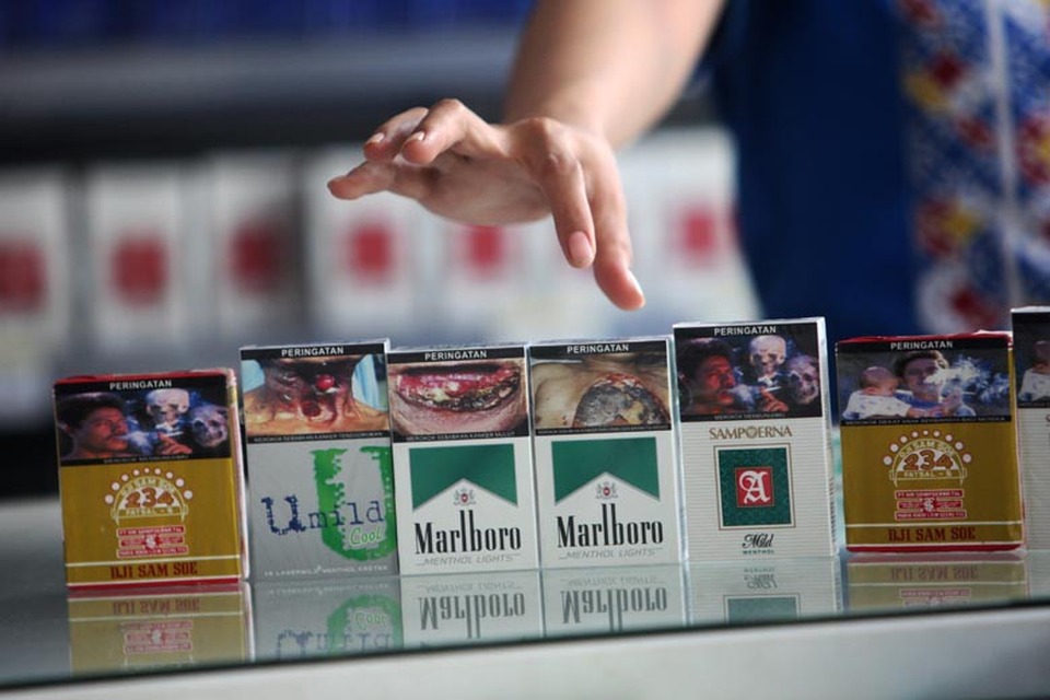 A vendor displays cigarette packs. Cigarette prices are set to rise in 2025 despite no increase in tobacco excise duties, following new rules under Finance Minister Regulation (PMK) No. 97/2024. (JG Photo/Yudhi Sukma Wijaya).