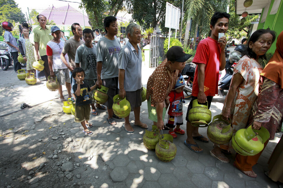 Yogyakarta residents queue to buy cooking gas. (Antara Photo/Andreas Fitri Atmoko) 
