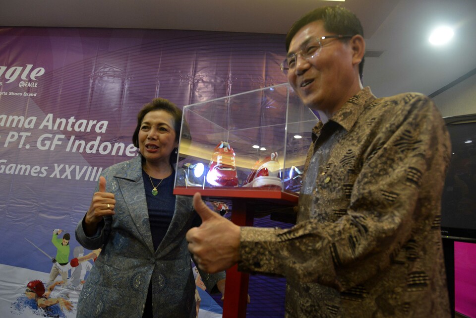 Chairman of the Indonesian Olympic Committee (KOI) Rita Subowo, left, and CK Song, chief executive of Global Fashion Indonesia, which will provide apparel for Indonesia's Southeast Asian Games team this year. (Antara Photo/Wahyu Putro)