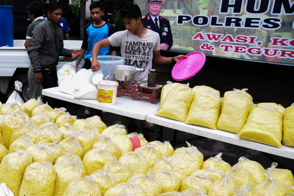 Police confiscate noodles preserved with formalin intended for sale and consumption. (Antara Photo/Abdul Malik Ibrahim)