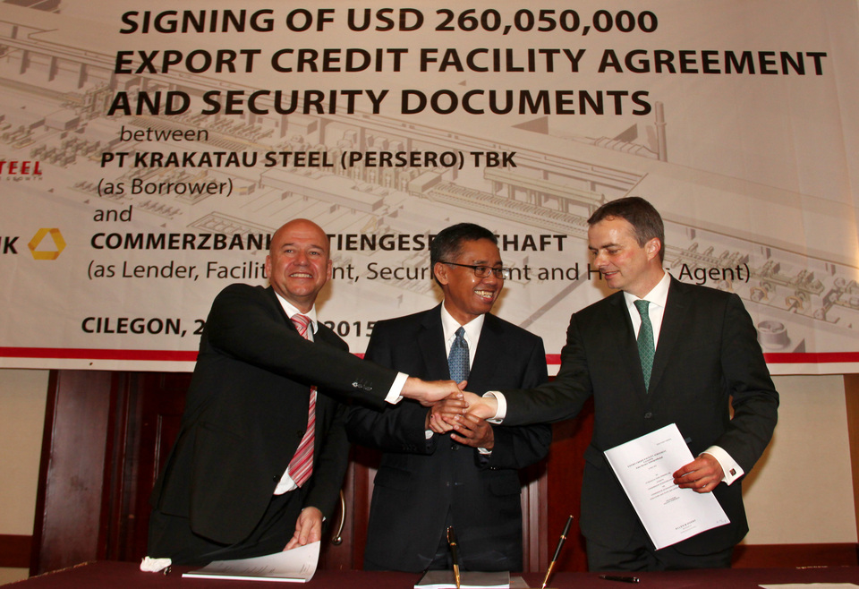 President Director of Krakatau Steel  Sukandar (center) was shaking hands with a director of Commerzbank Ralph Lerch (right) and Senior Vice President Commerzbank for Export Finance Stefan Kilp (right) in the signing ceremony of a loan deal in CIlegon, Banten on Thursday. (Antara Photo/Asep Fathulrahman)