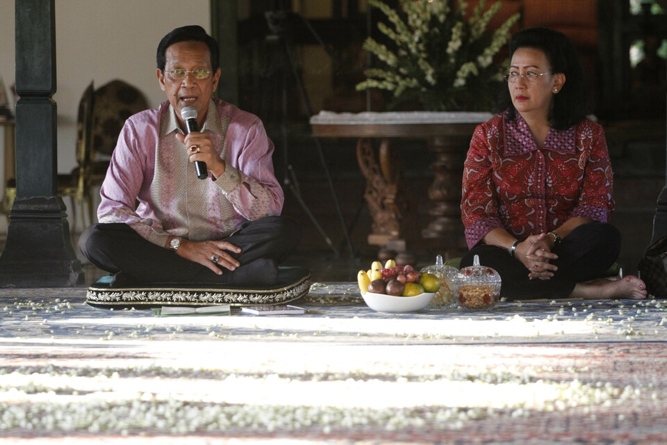 Sultan Hamengkubuwono X, accompanied by the queen, GKR Hemas, speaks to the media at the Yogyakarta kraton in a file photo. (Antara Photo/Regina Safri)