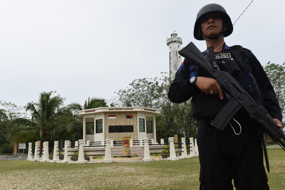 An Indonesian soldier stands guard near the border of Indonesia and Papua New Guinea (PNG) in Skouw, Papua, on May 8, 2015. (Antara Photo/Hafiz Mubarak A.)
