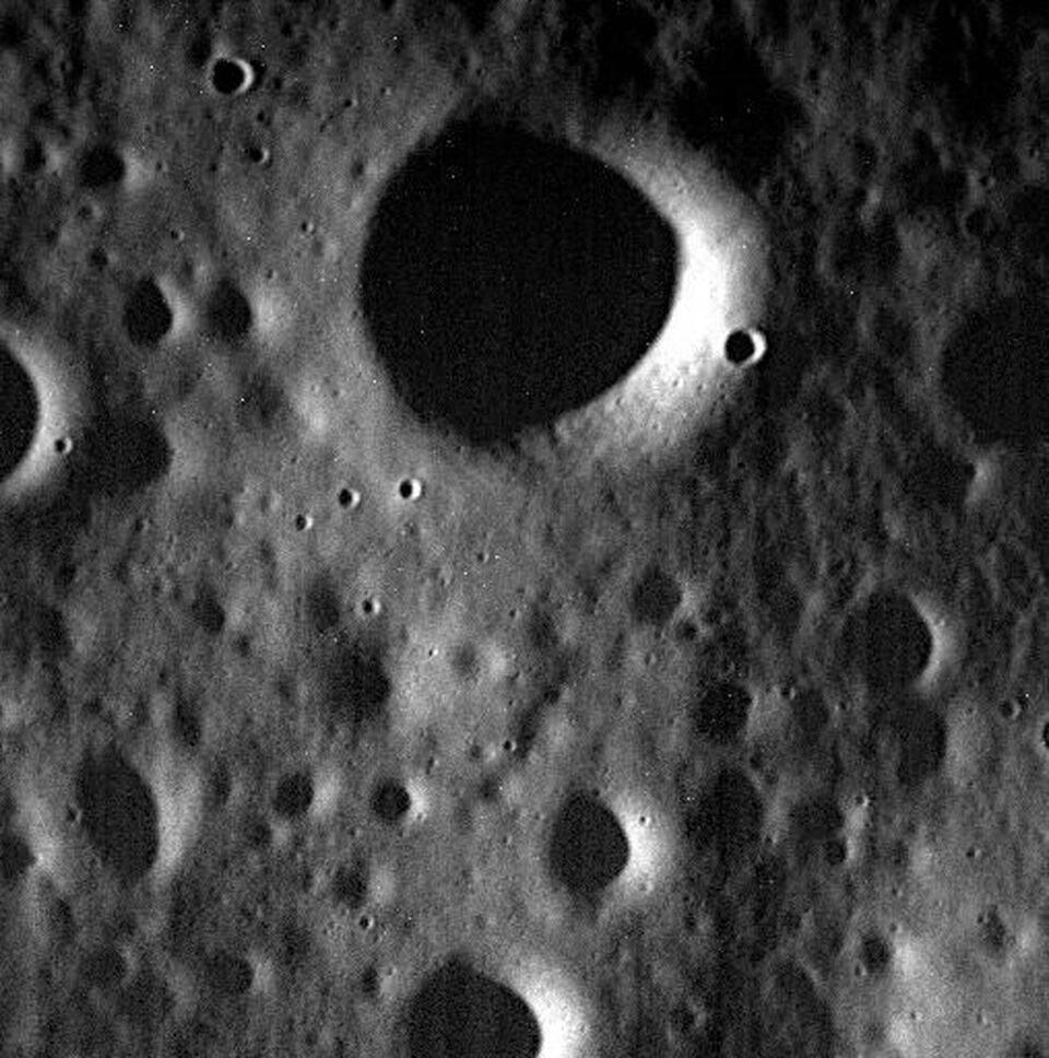 This image obtained from NASA on April 30, 2015 shows the surface of Mercury in one of the last images taken by the messenger spacecraft on April 29. (AFP Photo/Handout/NASA/Johns Hopkins University Applied Physics Laboratory/Carnegie Institution of Washington)