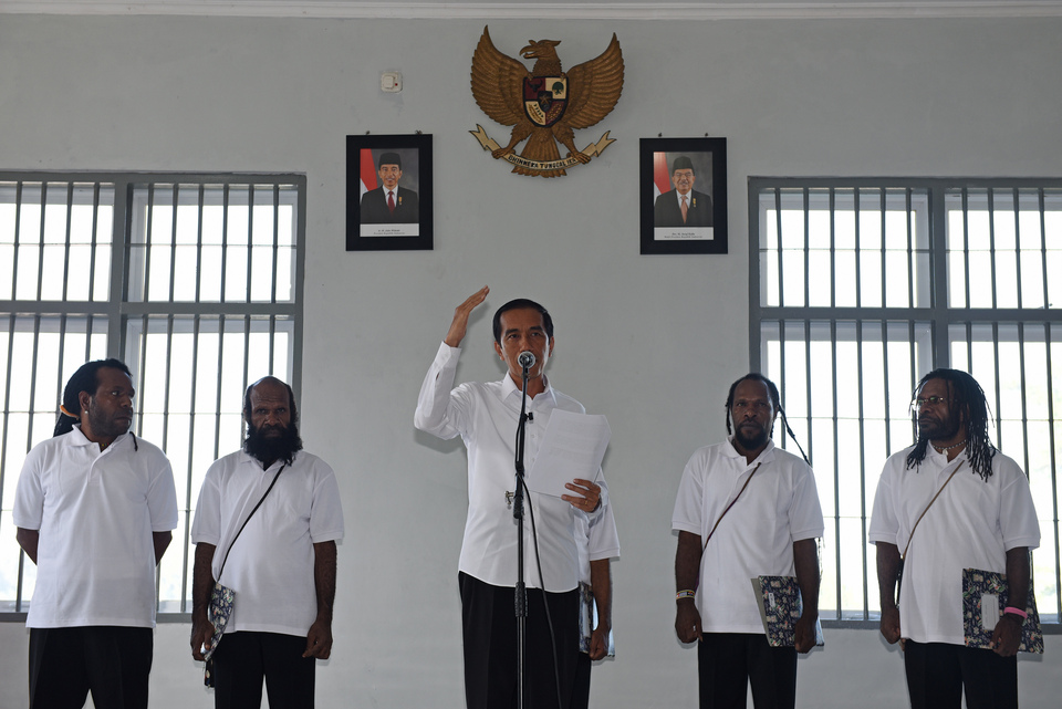President Joko Widodo gives a speech after pardoning five political prisoners in Jayapura on Saturday. (Antara Photo/Hafidz Mubarak A.)