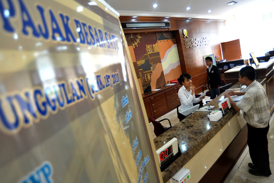 Indonesia's tax offices had by Wednesday collected around 80 percent of its full-year tax revenue target of Rp 1,294.3 trillion ($93.7 billion). (Antara Photo/Rosa Panggabean)