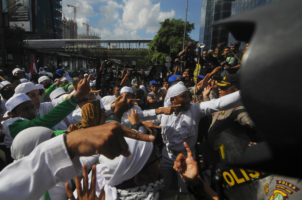 The FPI in a protest outside the Australian Embassy in this file photo. The rent-a-mob has recently turned its attention to a small group of Ahmadis living in Tebet, South Jakarta. (Antara Photo/Zabur Karuru)