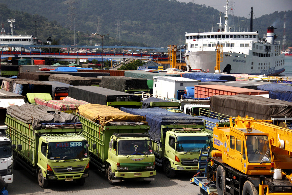 Trucks line up to cross the Sunda strait and enter Merak port in Banten. (Antara Photo/Asep Fathulrahman)