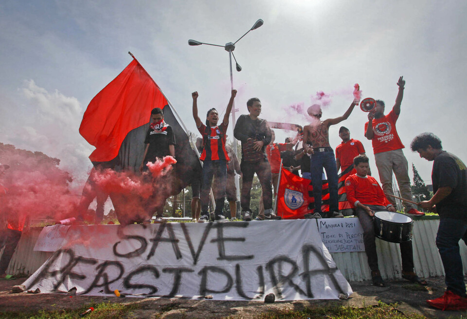 Following FIFA's ban, Persipura fans took to the streets in June to demand Indonesia's sports minister and the Indonesian Football Association (PSSI) find a solution to the country's football crisis. (Antara Photo/Andreas Fitri Atmoko)